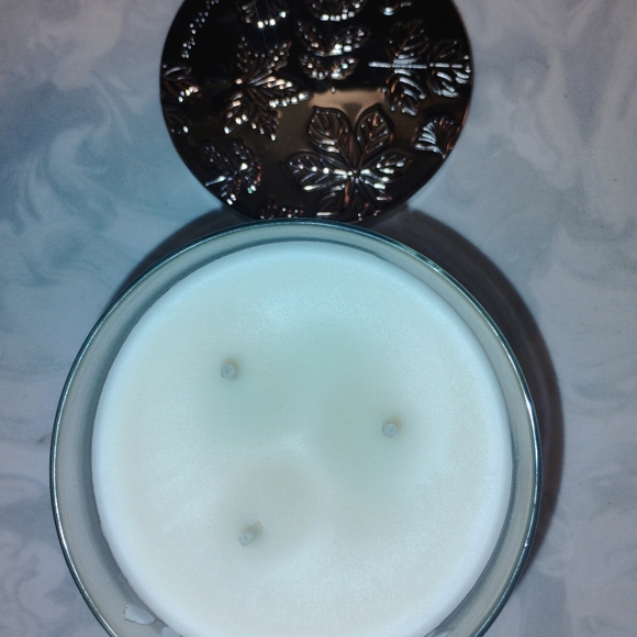 Bath & Body Works Strawberry Strudel 3 Wick Candle NWT - Picture 3 of 5